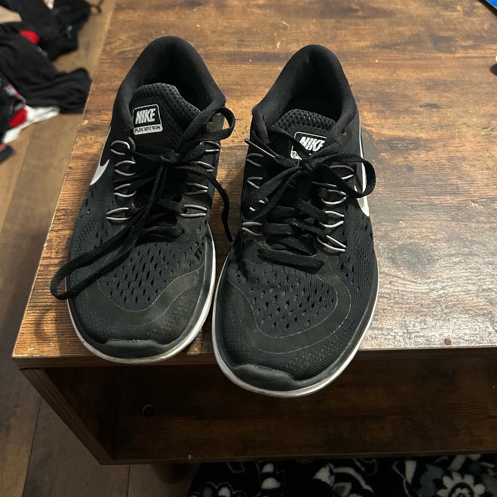 Black tennis shoes